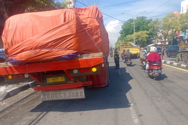 • Polres Gresik Tindak Truk Besar Bandel, Langgar Jam Operasional di Jalur Padat