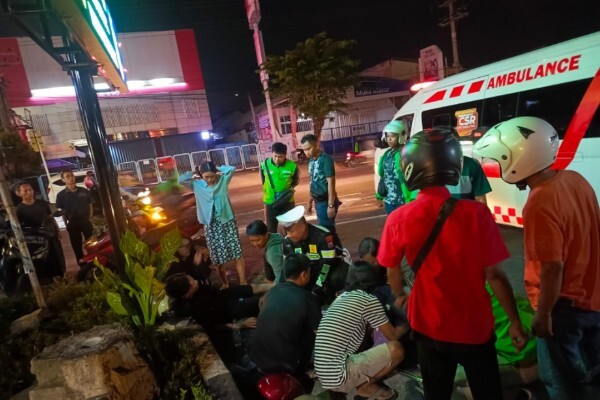 Sinergi Ojek One line, Warga, dan Polisi Gresik Selamatkan Korban Kecelakaan