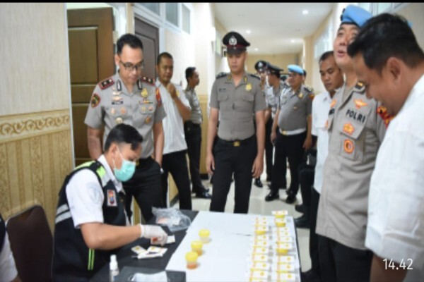 Pastikan Bersih Narkoba, Polres Gresik Gelar Tes Urine Personel
